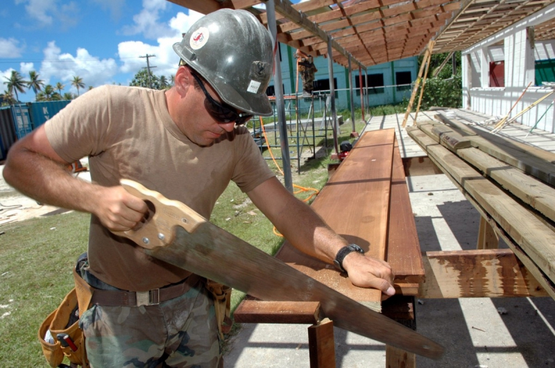 menuisier-PEILLE-min_worker_construction_building_carpenter_male_job_build_helmet-893290